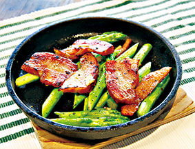 柳川産のアスパラをふんだんに使用し、美味しい厚切りベーコンと炒めたシンプルな一品。
